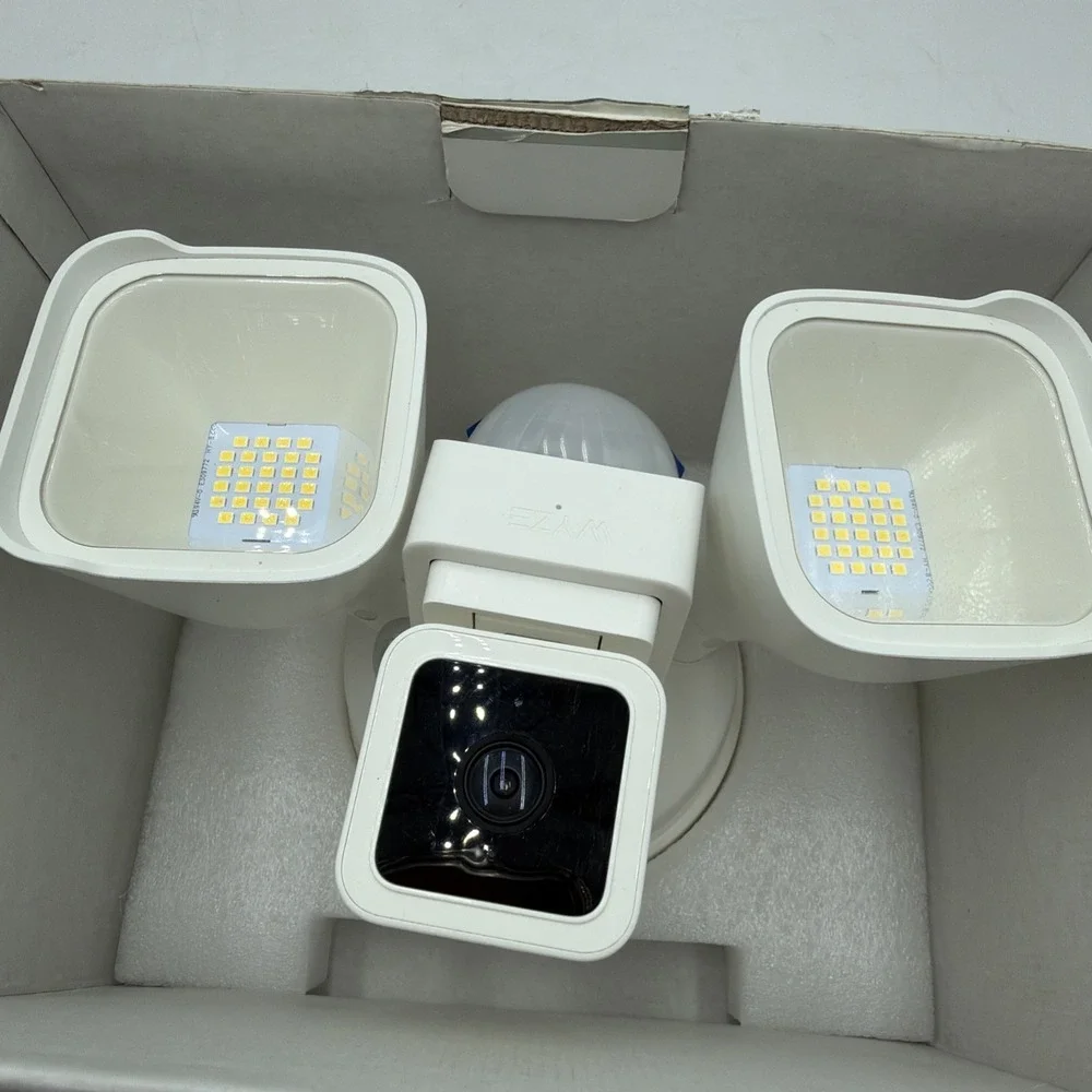 Wyze Cam Floodlight v3 1080p HD IP65 WiFi Smart Cam 2600 Lumen Motion-Activated
